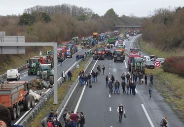 Les quatre voies de l'A10 ont été investies par les agriculteurs mobilisés.