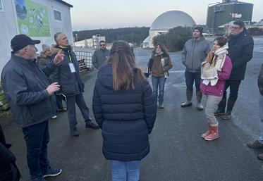 Yves Debien a fait visiter son exploitation et présenté les différents ateliers de diversification : plateforme de compostage, méthanisation, magasin, ainsi que les difficultés rencontrées.