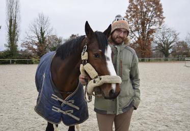 Dylan Foeller auprès d'un de ses chevaux.