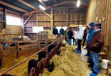 L'assemblée générale de l'association pour la défense et le développement de la chèvre poitevine a débuté par la visite  de Ferme de la Bonnellerie à Chalandray.