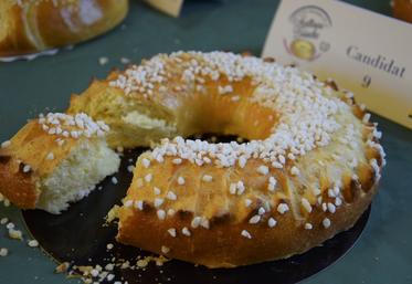 16 galettes briochées ont été évaluées lors du concours régional. Le premier prix a été attribué à Eva Duquesnoy, de Charente-Maritime.