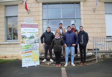 Nathan, Simon, Maelle, Patrick et Marc-Floriant et leur enseignant, Christophe Giard, sont fin prêts pour le départ à Saragosse.