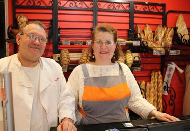 Jacques Sirot est au fournil et, son épouse, Marylène, à la vente. Ici, la "poulichette", marque déposée par son moulin Planchot, au blé germé et maïs torréfié, fait fureur.