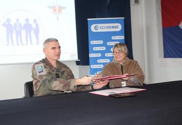 Catherine Lathus et le général Hervé Pierre ont signé la convention lundi dernier.