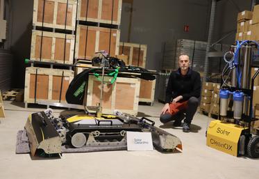 Nicolas Blanchemaison, gérant de Solar Clean Pro intervient dans le nettoyage de panneaux solaires avec un robot équipé de brosses pour éliminer efficacement les salissures issues de l'activité agricole.
