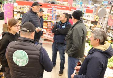 Les agriculteurs du sud-Charente ont été reçus par le directeur du Super U de Montmoreau, Thierry Baguenard.