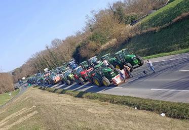 A Jonzac, mardi 30 janvier,une centaine d'agriculteurs avec plus de 70 tracteurs ont manifesté.