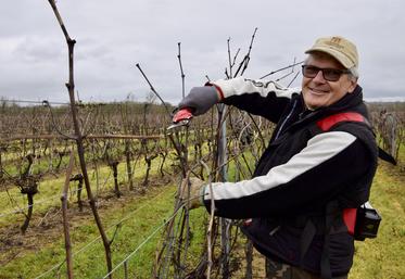 Olivier prend plaisir à travailler dans la nature.