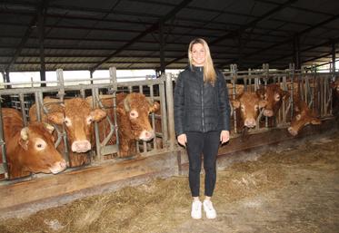 Agathe Raimbert est installée en son nom et est salariée de son conjoint sur une exploitation bovin viande à Saint-Pierre-de-Maillé.