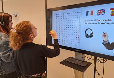 Les participants à l'Escape Game du CEL doivent retrouver 5 mots en utilisant différents outils mis à disposition dans la salle de formation. 