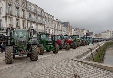 Près de 80 tracteurs ont pris place sur le port de La Rochelle.