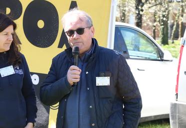 "Je n'ai pas voulu écrire pour moi. Nous devons soutenir les autres secteurs de l'agriculture : les éleveurs, les maraîchers et tous ces métiers qui peuvent être très pénibles. Ils travaillent dur et ne gagne pas toujours bien leur vie", estime Roland Vilneau.