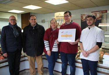 Clément Garberi et Mélanie Huvelin (au centre) ont reçu le diplôme d'artisans gourmands de la Vienne des mains de Jérôme Beaujanneau (à leur droite) Vice président de la CMA Nouvelle-Aquitaine, en présence du maire de Chauvigny Gérard Herbert et de leur apprenti William Scholtz.