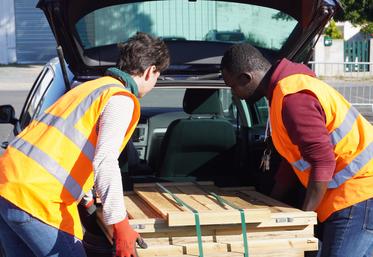 Les collectivités distribuent, gratuitement ou pas, des composteurs en bois ou en plastique.