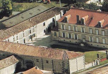 Le domaine de Valfontaine est situé à Lachaise, en Charente.