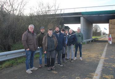 Des éleveurs et céréaliers du loudunais sont venus prêter mains fortes aux points de blocage des RN10 et A10