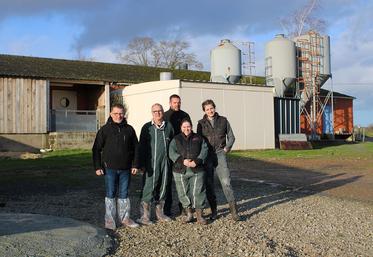 De g. à dr. : Joël Chevalier, cogérant de la maternité collective et éleveur, Éric Janvier, conseiller Agrial, Sébastien Vivet, agriculteur en porcs, vaches laitières et cultures et associé de la Scea la Fuie, Marine Richard et Julie Choplin, salariées à temps plein de la maternité.