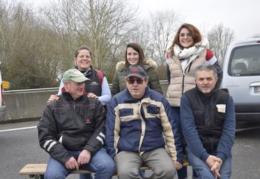 Les éleveurs Williams Lefeuvre, Philippe Nicoleau et Dominique Gadon (de gauche à droite), ici avec leurs filles, craignent pour l'avenir de la jeune génération agricole.