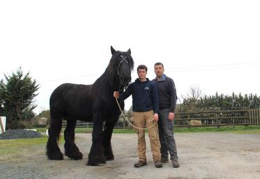 Héros du Palaineau va à Paris avec Gaspard et Florent Chevreau, éleveur à Thairé-le-Fagnoux.