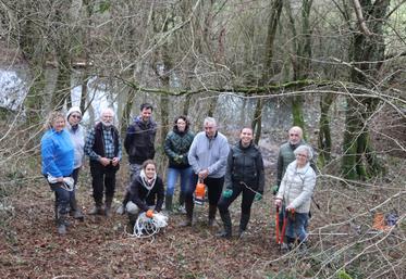 Une dizaine de bénévoles ont participé à la restauration de la mare à Chirac.