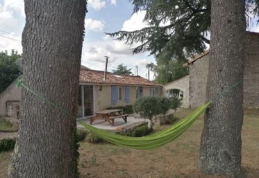 Les Champs de l'Oume conjuguent vieilles pierres charentaises, campagne et calme.