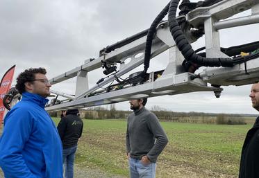Les agriculteurs rêvent devant le prototype I-Spray, le dispositif de traitement ciblé adapté au pulvérisateur Kuhn. Ici, Guillaume Moinard, installé à Prahecq.