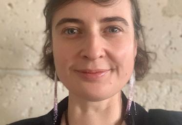 Raphaèle-Jeanne Aubin-Brouté est maître de conférences à l'Université de Poitiers et dirige le master 2 Droit de l'activité agricole et de l'espace rural.