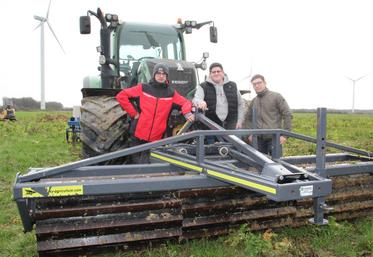 Les étudiants ont montré les effets d'un passage d'un rouleau hacheur Faca sur des couverts.