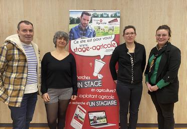 À la table ronde : Eric Ferré (CIA 17-79), Charlotte Joseph (PAI), Lucie Vivier (JA N-A), Manon Pisani (JA national).