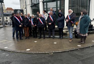 Une vingtaine d'élus se sont retrouvés lundi devant le Rectorat, à Poitiers.