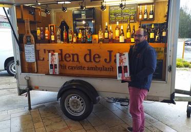 Sur les marchés du sud Deux-Sèvres, Jean-Noël Bidaud propose sa sélection de vins, bières, apéritifs et jus sélectionnés auprès des producteurs français qu'il a dénichés.