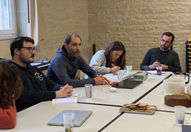 Emilien Barrault, au centre, fait partie de la ferme pilote du groupe pour 2024 : "Le collectif permet de multiplier les essais, partager la charge, et mettre en commun les résultats".