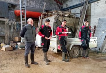 De gauche à droite : Avec Michel Lestable, Fabien, Guillaume et Philippe Michaud ont présenté leur exploitation et leur troupeau de Normande.