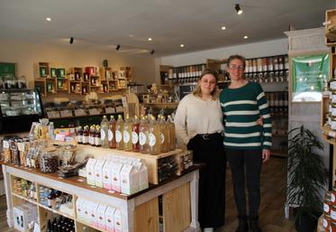Mathilde et Angèle Baudrillard sont sœurs et ont ouvert leur épicerie en décembre 2022.