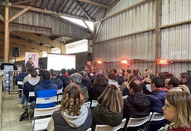 Les énergies renouvelables étaient présentées lors de la réunion, notamment le photovoltaïque, désormais inclus dans la majorité des projets d'installation.