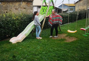 Christine Bordevaire avec Jennifer, une jeune fille qu'elle a accueilli sept ans et qui a 25 ans aujourd'hui.
