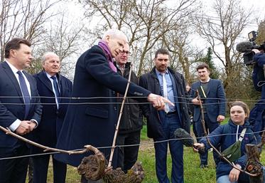 Le ministre du Commerce extérieur Franck Riester est venu sur l'exploitation de Nicolas Baudry à Clion-sur-Seugne pour apporter le soutien de l'État face à la Chine.