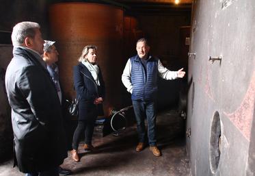 Fabrice Puchnaty a fait visiter le chai du domaine de la Rebêcherie aux élus départementaux.