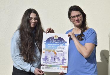 Emma Friez et Marine Grosset présentent l'affiche de l'événement, qui se tiendra le 4 avril, place du Palet à Angoulême.
