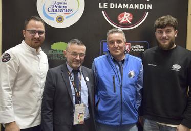 Le chef d'Availles-Limouzine Thomas Fournier est venu sur le stand de l'Agneau du Poitou-Charentes préparer des recettes et faire découvrir cette viande au public. Laurent Berger (éleveur de Nieul-l'Espoir, dans la Vienne) a remporté dix médailles lors du SIA 2024. À leurs côtés : Patrick Soury (vice-président de la FNO) et Baptiste Dagniaux (chargé de communication).