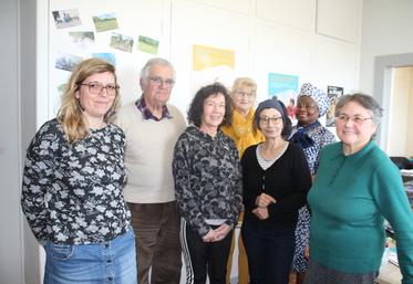 Maïté Robin, permanente à Vacances et Familles (à gauche) et une partie des bénévoles. L'équipe ne demande qu'à s'étoffer.