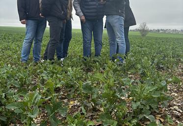 Rémy Besnault, à droite, commente la carte satellite qui préconise les modulations.