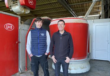 Jean-Marie Dufour (à droite), ici avec son fils Sylvain, estime que le troupeau a gagné en ingestion et GMQ, grâce à des rations fraîches en permanence et repoussées régulièrement.