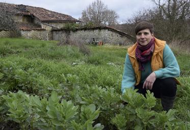 Sophie Lacroix a planté des fèves dans un premier potager pour se lancer.