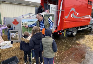 Daniel Roy a présenté ses Charolaises aux enfants. 
