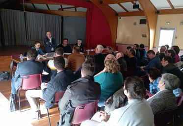 Plus d'une centaine de viticulteurs sont venus à cette réunion pour un échange sur la situation de la filière cognac.