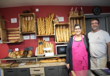 Sonia et Pascal Coussot ont repris la boulangerie de La Chapelle-Viviers en novembre dernier. Le principe de la boulangerie communale leur a permis d'éviter des investissements trop importants.