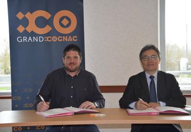 Jean-Philippe Rouby, responsable de production de Rouby Industrie et président de l'association de l'école de la chaudronnerie, signe la convention de financement avec Zili Fu, directeur territorial de la Banque des Territoires.