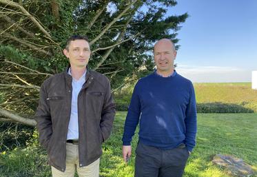 Ludovic Vassaux, administrateur de la Coop de l'eau 79 et Thierry Boudaud, président, ont présenté l'avancée du projet des seize réserves de substitution lors d'un point presse, le 22 mars.