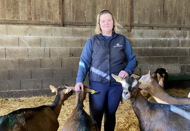 Émilie Giron, installée à Saint-Coutant avec 180 chèvres, a trouvé une exploitation en adéquation avec son objectif : un système simple, avec une salle de traite fonctionnelle et un robot d'alimentation, pour un premier investissement accessible en tant que jeune agricultrice.
